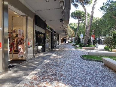 Foto Negozio in Via Gramsci 76, Cervia Milano Marittima di 30 m² in vendita
