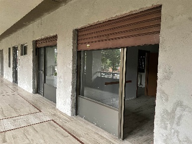 Foto Negozio in Via dei Pini  6, Pieve Emanuele Centro di 44 m² in vendita