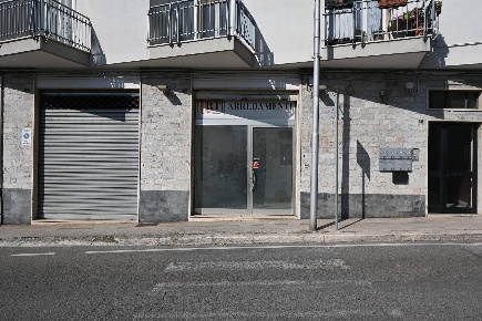 Foto Negozio in Via Cavour 57, Alberobello Centro di 80 m² con 3 locali
