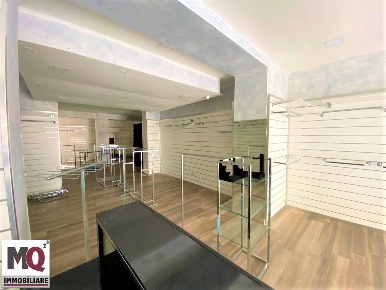 Foto Negozio a Mondragone di 110 m² con 3 locali in affitto