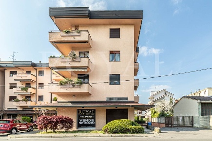 Foto Locale commerciale in via Pacinotti 45/a, Lissone di 222 m² in vendita