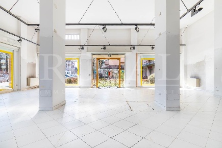 Foto Locale commerciale in via Pacinotti 45/a, Lissone di 222 m² in vendita