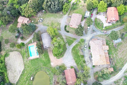 Foto Agriturismo a Volterra di 46561 m² con 13 locali in vendita