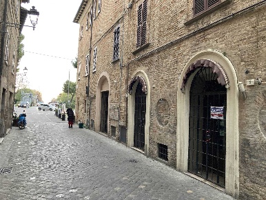 Foto Negozio a Fano Centro Storico di 250 m² con 4 locali in vendita
