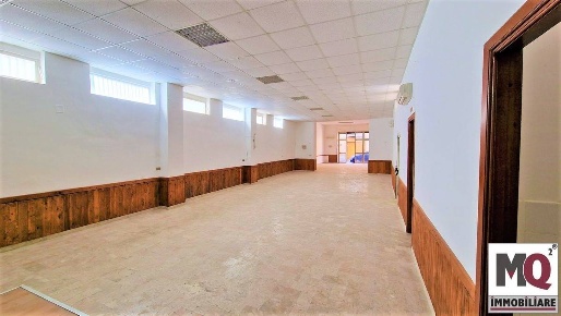 Foto Magazzino in PIAZZA BERGAMO, Mondragone di 160 m² con 1 locali