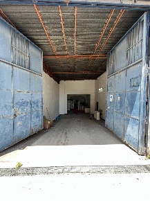 Foto Magazzino in via Abate Minichini, Nola Centro di 300 m² con 3 locali