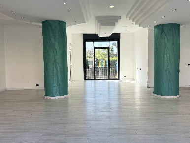 Foto Negozio in Via Ercole Patti  78, Pedara Centro di 173 m² con 2 locali