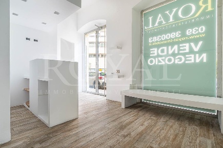 Foto Negozio in via XX Settembre  2, Monza San Carlo - Stazione di 68 m²