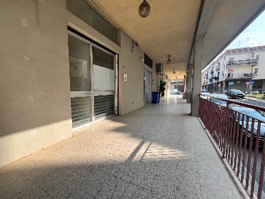 Foto Locale commerciale a Scanzano Jonico Centro di 85 m² in vendita