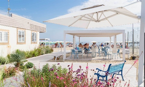 Foto Hotel a Riccione di 1000 m² con 18 locali in vendita