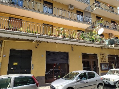 Foto Negozio in VIA GUGLIELMINO, Aci Catena Centro di 50 m² con 2 locali