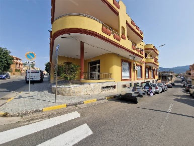 Foto Attività commerciale a Sinnai di 228 m² con 4 locali in affitto