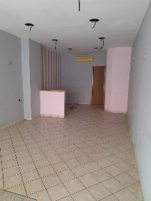 Foto Negozio in Viale dei Consoli, Roma Quadraro di 50 m² con 3 locali