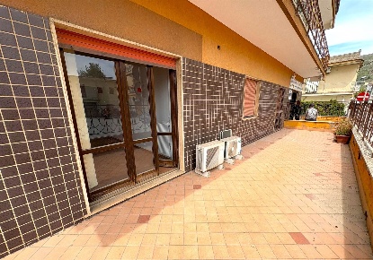 Foto Ufficio in Piazza Bergamo, Mondragone di 70 m² con 2 locali in vendita