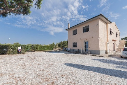 Foto Agriturismo a Piombino di 643 m² con 23 locali in vendita