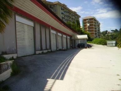 Foto Negozio in VIA NINO SAVARESE, Caltanissetta Centro di 750 m²