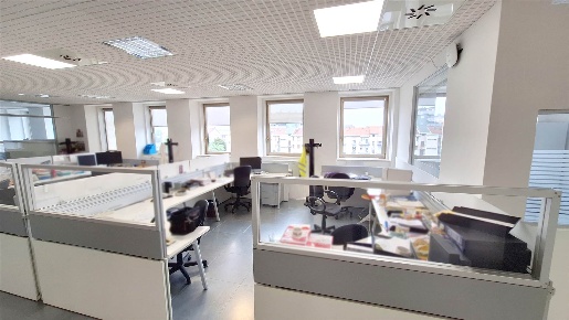 Foto Ufficio a Milano Famagosta di 400 m² con 8 locali in affitto