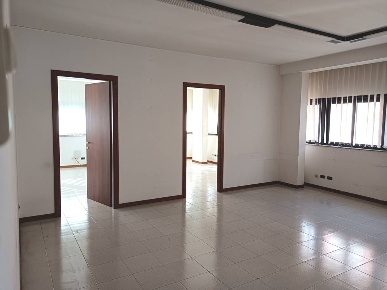 Foto Ufficio a San Severino Marche Centro di 77 m² con 3 locali in affitto