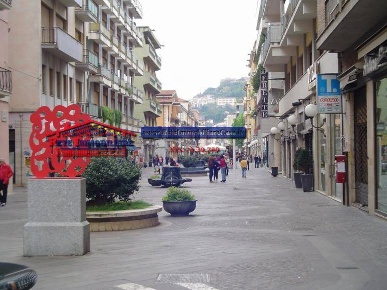 Foto Negozio a Cosenza Centro di 160 m² con 2 locali in affitto