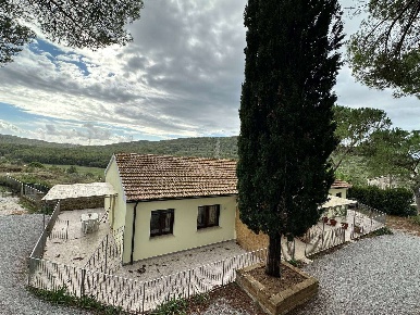 Foto Agriturismo a Suvereto di 740 m² con 10 locali in vendita