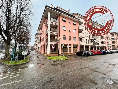 Foto Attività commerciale in Via Don Giovanni Fumagalli 1, Senago di 100 m²