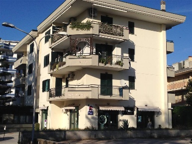 Foto Negozio in Via Cosma e Damiano, San Nicola la Strada di 110 m²