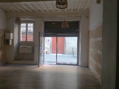 Foto Negozio a Prato Centro Storico - San Francesco di 105 m² con 3 locali