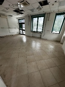 Foto Locale commerciale a Carrara Avenza di 610 m² con 15 locali in affitto