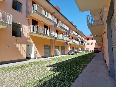 Foto Locale commerciale in Via Giuseppe Ungaretti, Montecorvino Pugliano