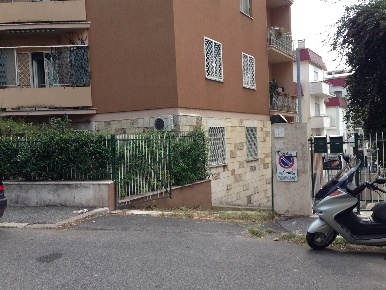 Foto Negozio in Via del Casale Giuliani  57, Roma Conca d'Oro - Valli