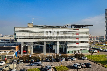 Foto Ufficio in Via Volta  94, Desio di 191 m² con 10 locali in vendita