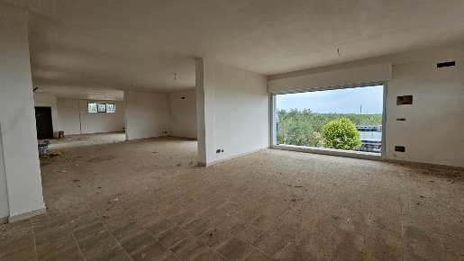 Foto Locale commerciale a Cassano delle Murge Centro di 480 m² con 2 locali