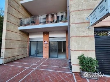 Foto Negozio in via Madonna di Pompei, Grottaglie di 100 m² con 2 locali