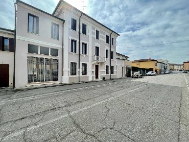Foto Negozio a Borgo Virgilio di 100 m² con 2 locali in affitto