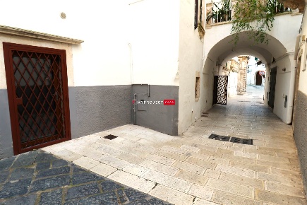 Foto Negozio in Via Arco Casavola 1-2, Martina Franca di 110 m² in affitto