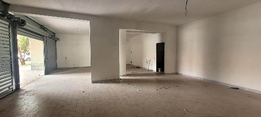 Foto Negozio a Aprilia Inghilterra - Zona 167 di 100 m² in vendita