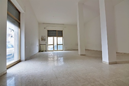 Foto Locale commerciale in Via Giovanni Pascoli  53, Putignano di 122 m²