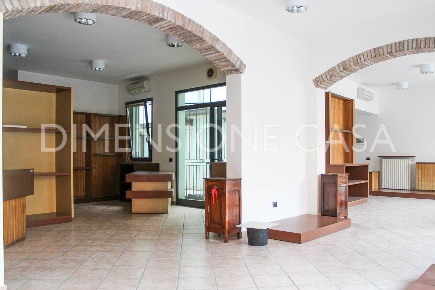 Foto Negozio a Mirandola Centro di 120 m² in vendita