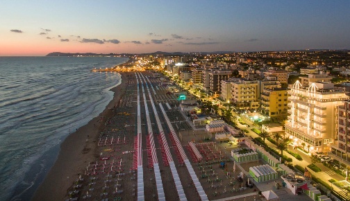 Foto Hotel a Riccione di 920 m² con 24 locali in vendita