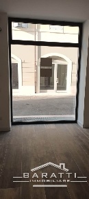 Foto Negozio a Mirandola Centro di 80 m² con 3 locali in affitto