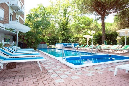 Foto Hotel a Cervia di 3500 m² con 70 locali in affitto