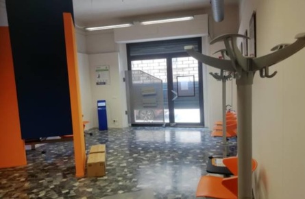 Foto Locale commerciale a Pisa Landi di 185 m² con 3 locali in affitto