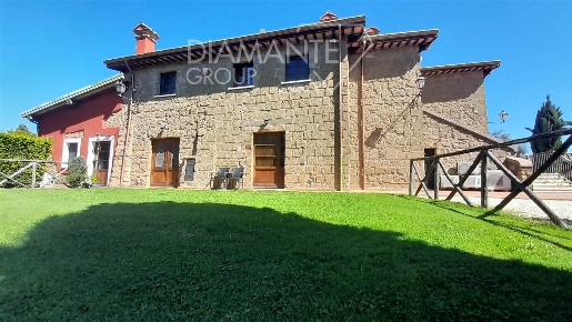 Foto Cessione attività a Sorano Centro di 1660 m² con 17 locali in vendita