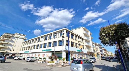 Foto Ufficio in PIAZZA FALCONE, Mondragone di 65 m² con 3 locali in affitto