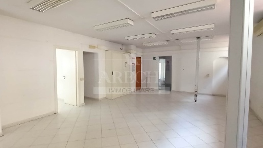 Foto Ufficio a Salerno Mercatello - Mariconda di 100 m² con 4 locali