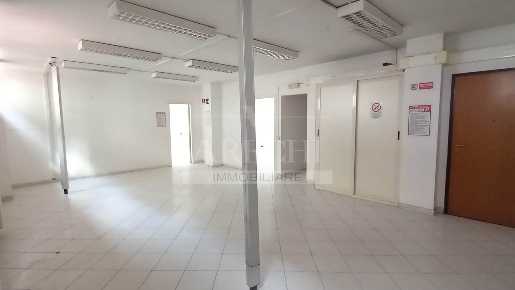 Foto Ufficio a Salerno Mercatello - Mariconda di 100 m² con 4 locali