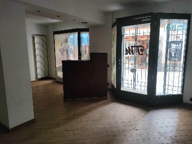 Foto Negozio a Cairo Montenotte Centro di 100 m² con 1 locali in affitto