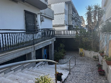 Foto Locale commerciale in via corso mazzini 334, Vasto di 200 m²