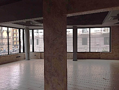 Foto Negozio in Piazza Vittorio Veneto, Salerno Centro di 310 m² in affitto