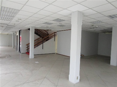 Foto Negozio a Quarrata Centro di 400 m² con 1 locali in vendita